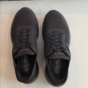 Skechers women’s Black Slip-In Mesh Athletic Sneakers